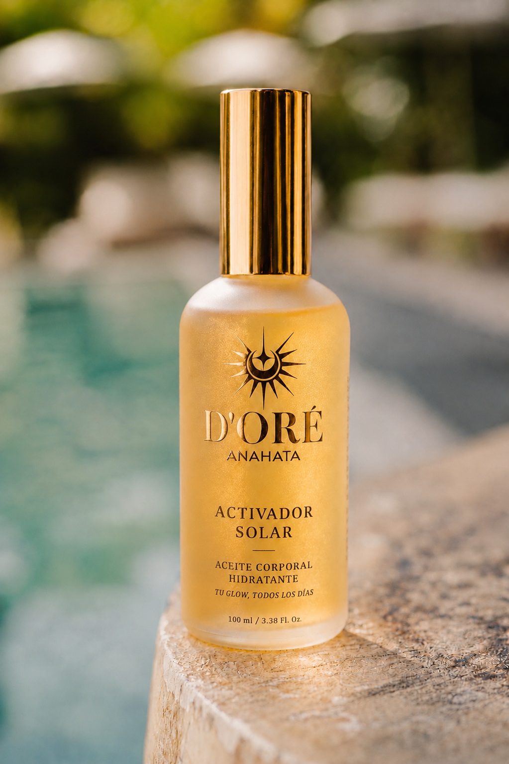 Frasco del aceite corporal Anahata sobre el borde de una piscina